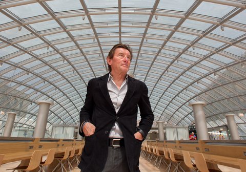 Helmut Jahn under the dome of the Mansueto Library
